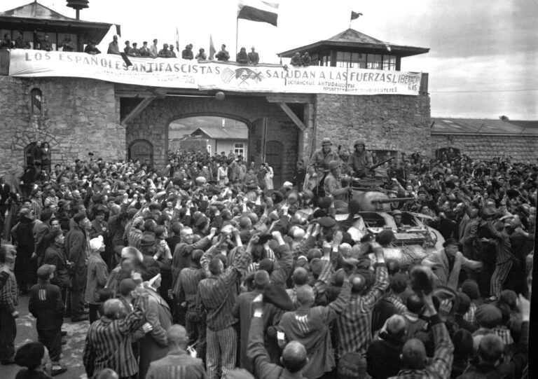 Zdjęcie przedstawiające wyzwolenie Więźniów obozu koncentracyjnego w Mathausen